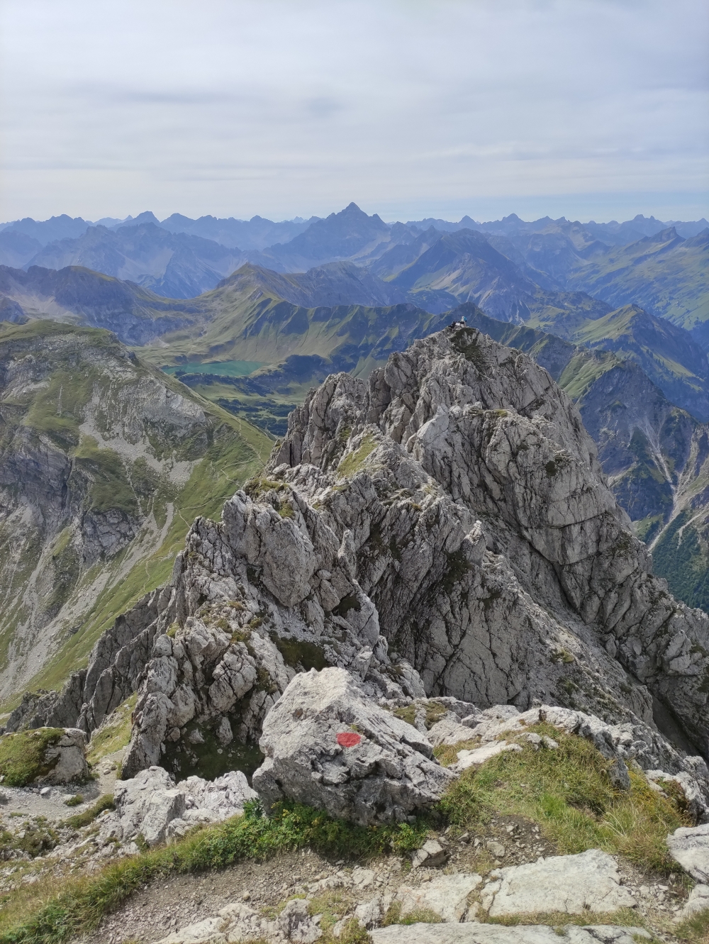 Wanderung Schrecksee vom Vilsalpsee: Wanderung Schrecksee vom Vilsalpsee: Blick Richtung Schrecksee mit Braut und Bräutigam am Fotospot (Rauhhorn)