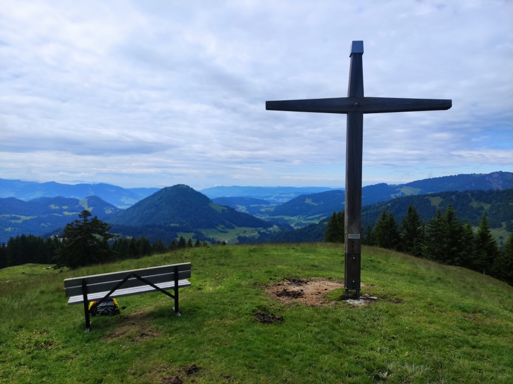 Hittisberg: Gipfelkreuz Renkknie mit Blick auf den Hittisberg