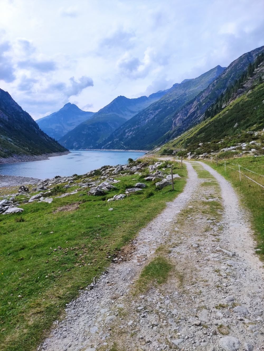 Klettersteig Richterspitze und Rainbachköpfl: Schotterstraße am Stausee