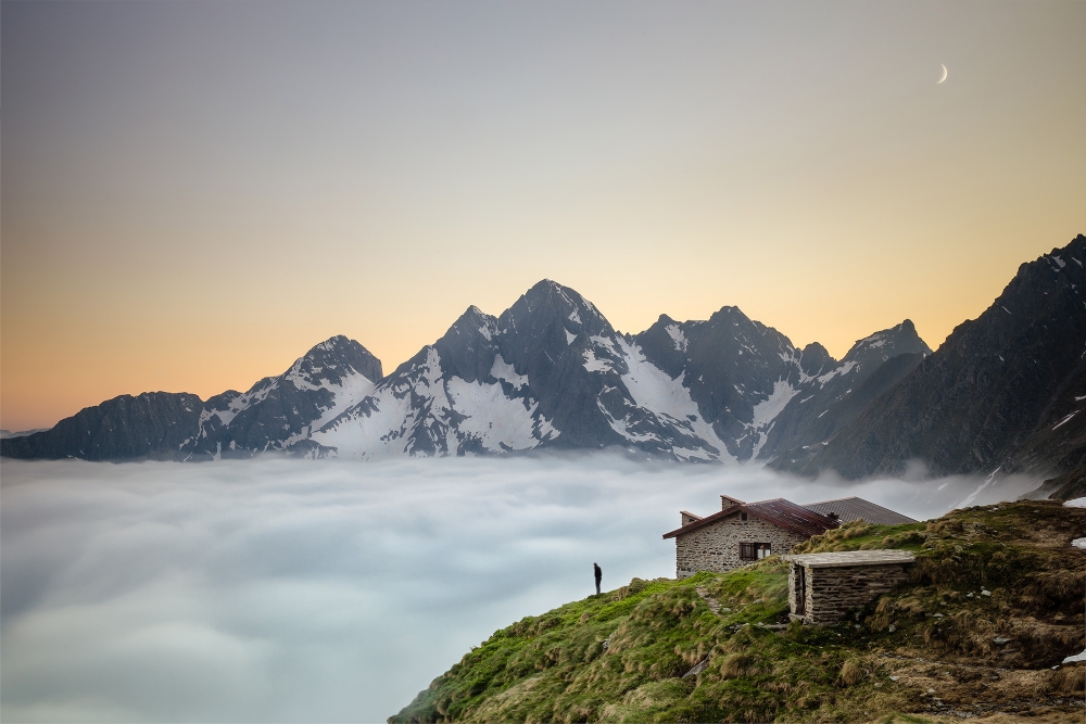 Diavolino: Brunone Hutte in front of the Diavolo and Diavolino peaks