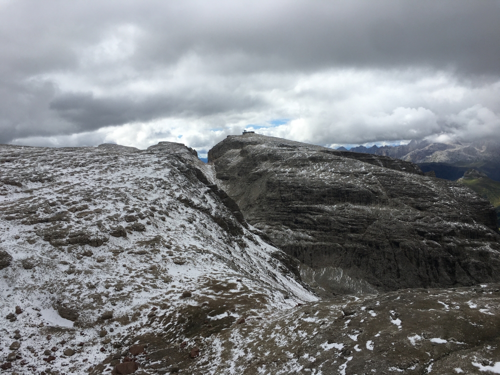 Rifugio Forcella Pordoi: Links in der Scharte unterhalb der Gondel (Blick von der Boe Hütte)