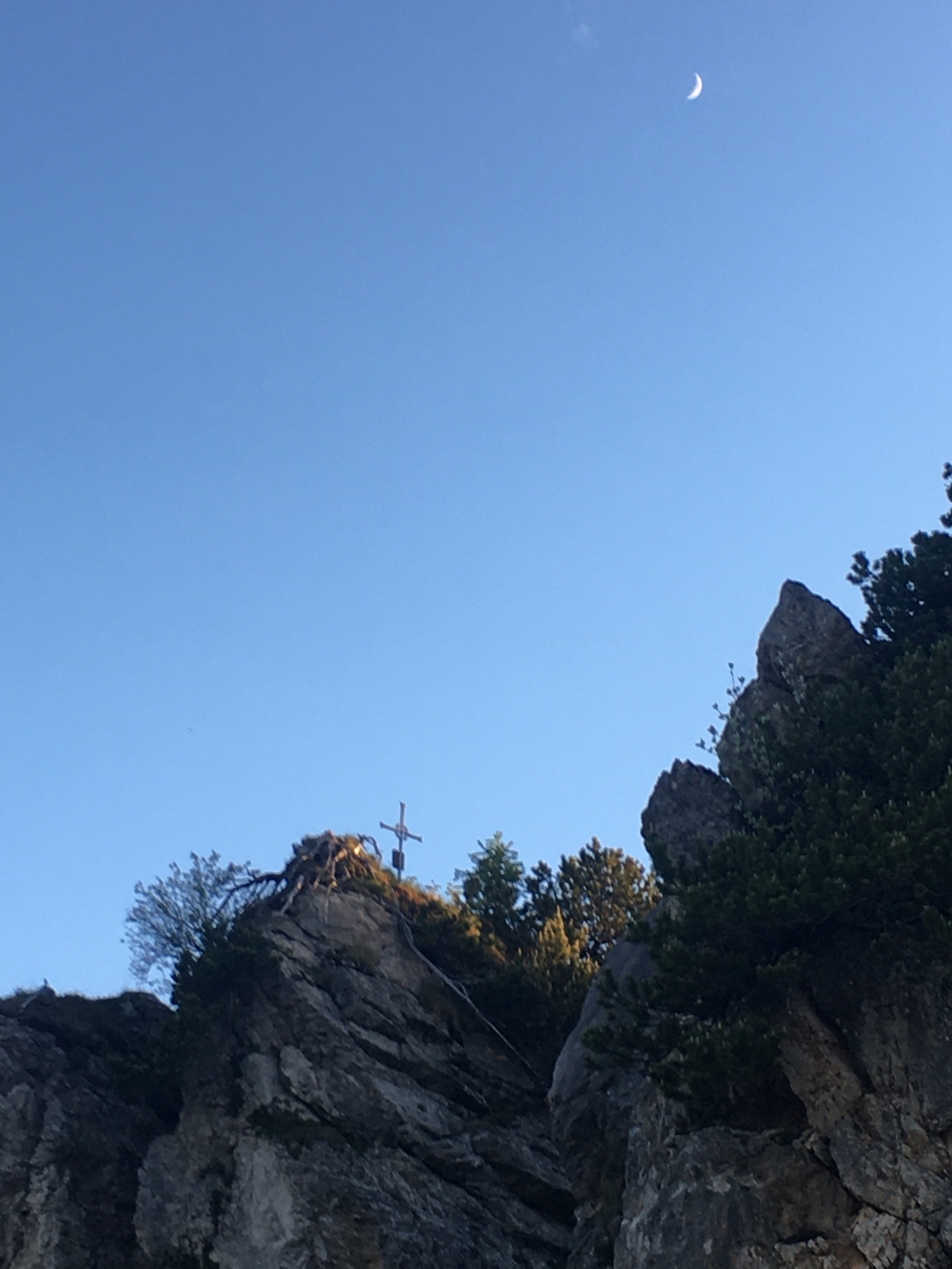 Blick auf das Rötlwandkopf-Gipfelkreuz 