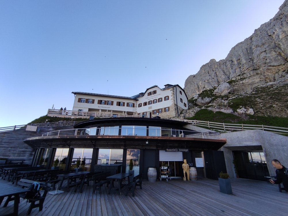 Rifugio Stella Alpina -> Rosengartenhütte: Laurins Lounge unter der Kölner Hütte