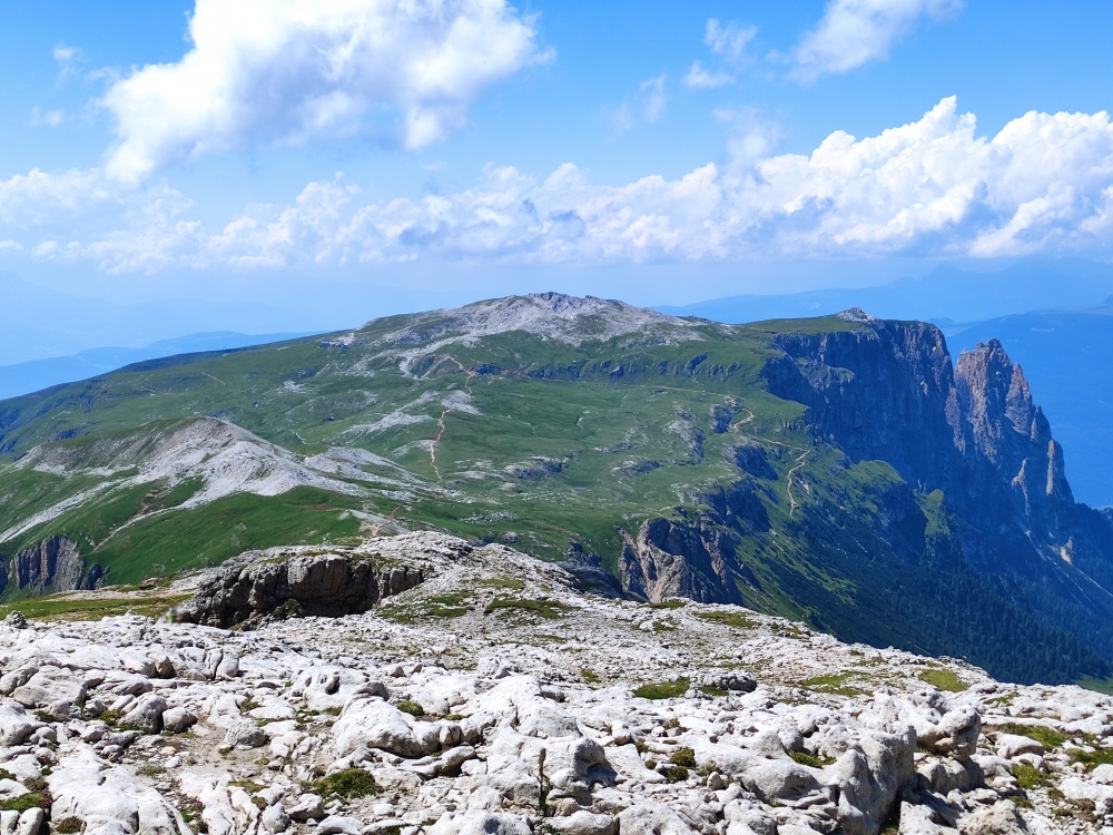 Seilbahn Tiers Talstation -> Roterdspitze: Gipfelabstieg mit Schlern-Blick zum Schlernhaus und dem höchsten Punkt Monte Pez