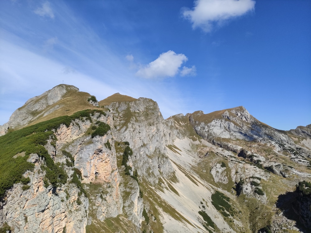 Dalfazer Joch: Blick zum Dalfazer Roßkopf über das Dalfazer Joch zum Hochiss (von links nach rechts) 