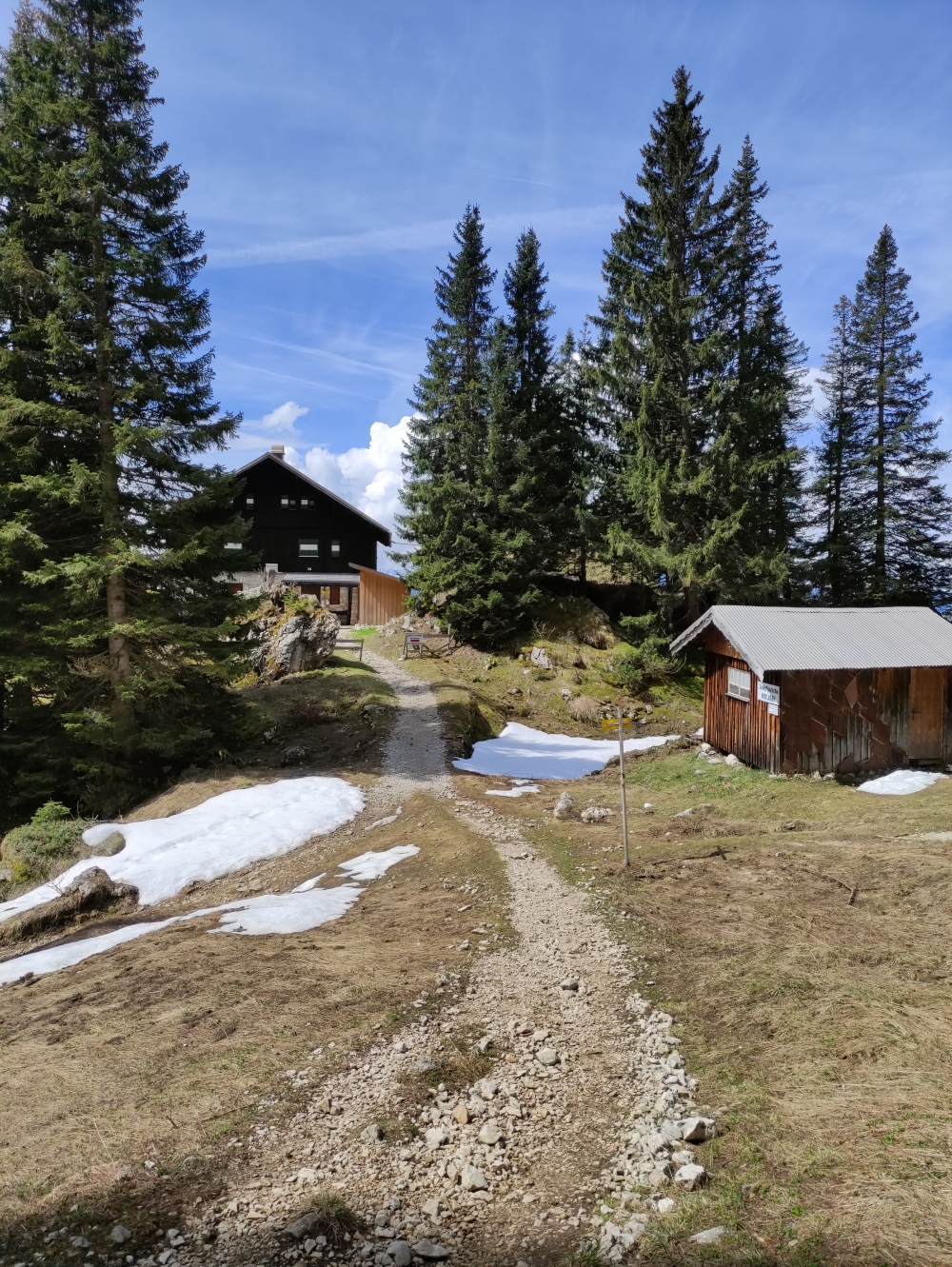 Wanderung Säuling: Wanderung Säuling: Säulinghaus mit Notlager