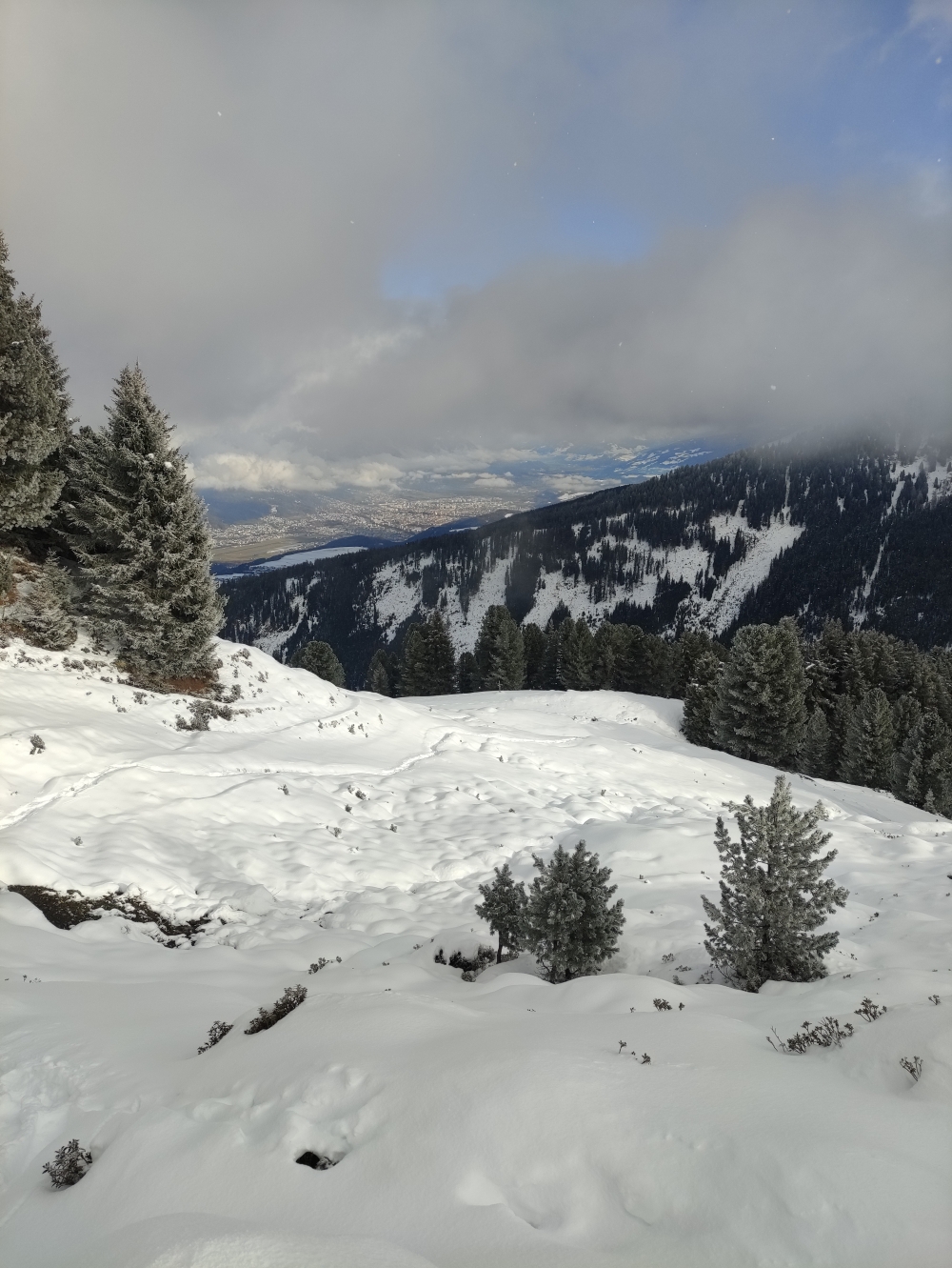 Wanderung Salfeins: Kreuz (Bildmitte) am Aussichtspunkt