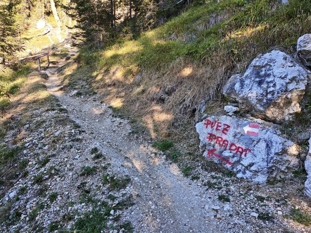 Wanderung Sass da Ciampac: Start des Wanderweges oberhalb von Corvara 