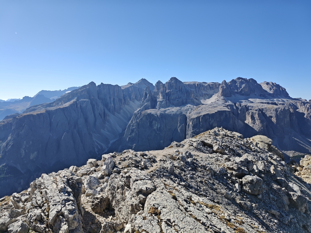 Wanderung Sass da Ciampac: Wanderung Sass da Ciampac: Blick auf den Sellastock. Hinten der Piz Boe. Bildmitte  die Pisciadu Hütte. (Sass da Ciampac)