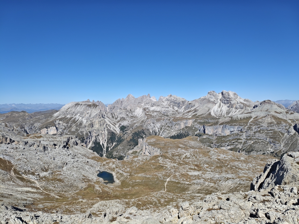 Wanderung Sass da Ciampac: Wanderung Sass da Ciampac: Blick nach Norden. Links mit Gras der Col dala Pieres, links hinten Sas Rigais und rechts der Piz Duleda  (Sass da Ciampac)