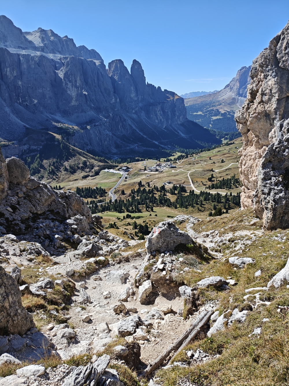 Wanderung Sass da Ciampac: Abstieg mit Blick auf das Grödner Joch