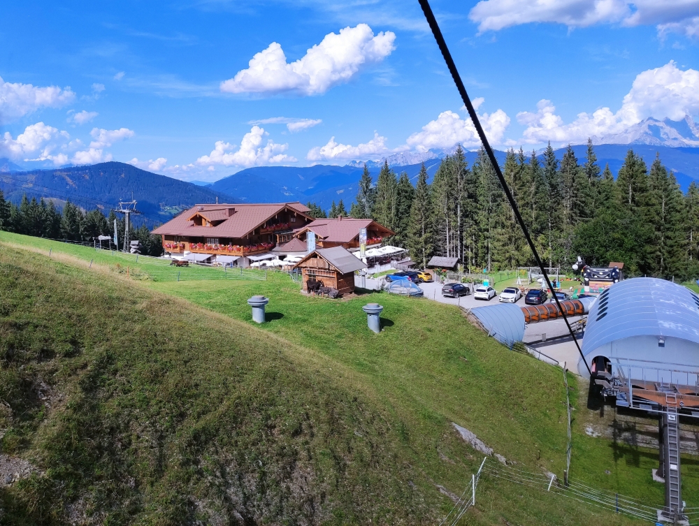 starjet 2 Bergstation -> starjet 2 Talstation: Blick auf die Talstation und den Waldgasthof