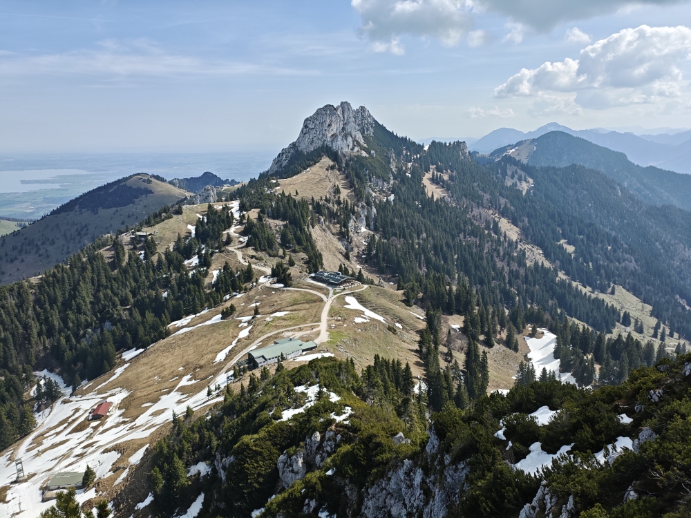 Wanderung Scheibenwand: Wanderung Scheibenwand: Blick auf die Bergstation der Seilbahn und Sonnenalm und Kampenwand  (Scheibenwand)