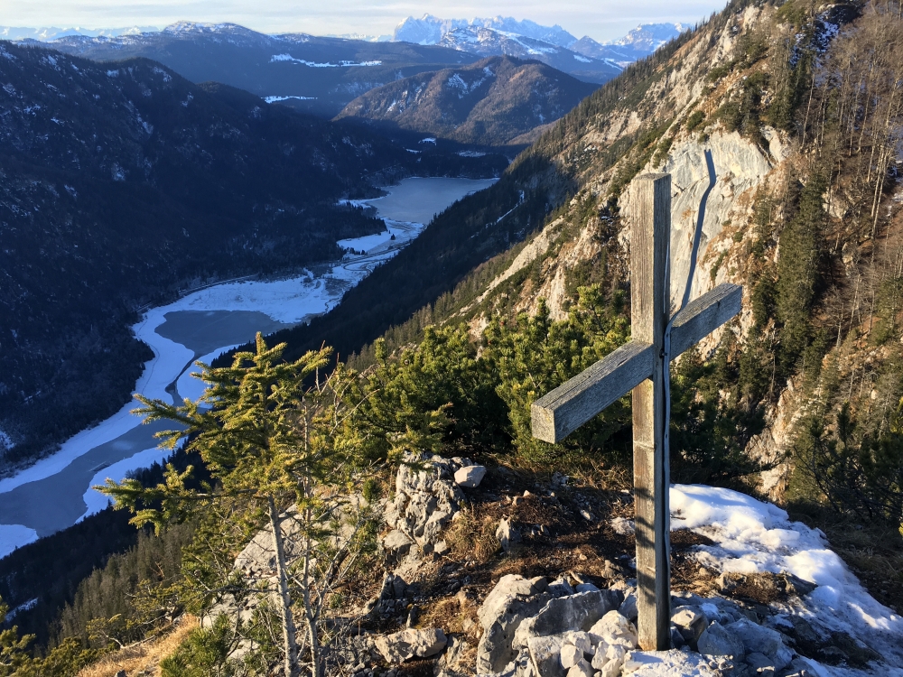 Gipfelkreuz mit Tiefblick auf Lödensee, Mittersee und Weitsee (Schlösselschneid)