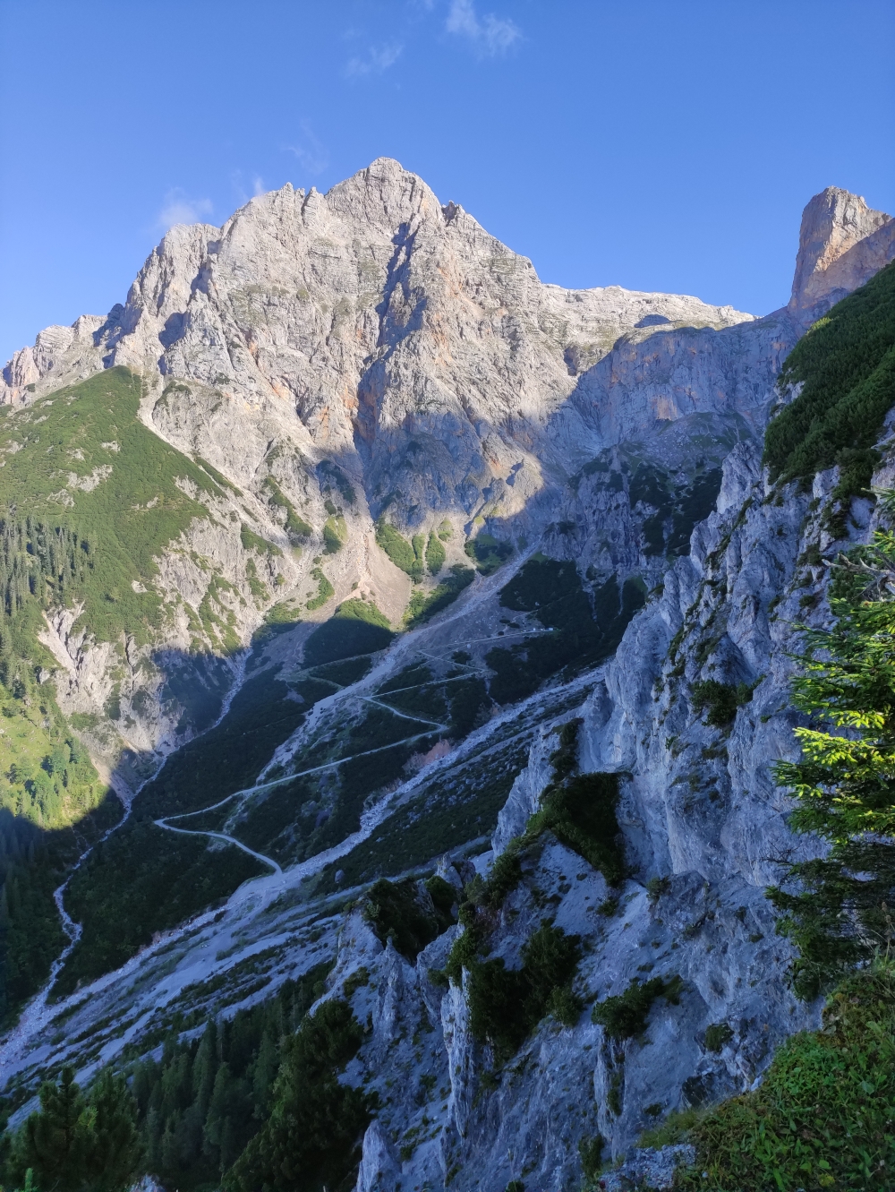 Wanderung Schönfeldspitze: Blick auf das Breithorn und den Weg zur Materialseilbahn