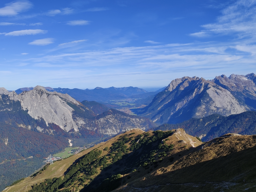 Wanderung Seefelder Spitze: Wanderung Seefelder Spitze: Blick über das Seefelder Joch und Mittenwald zum Herzogstand (Seefelder Spitze)