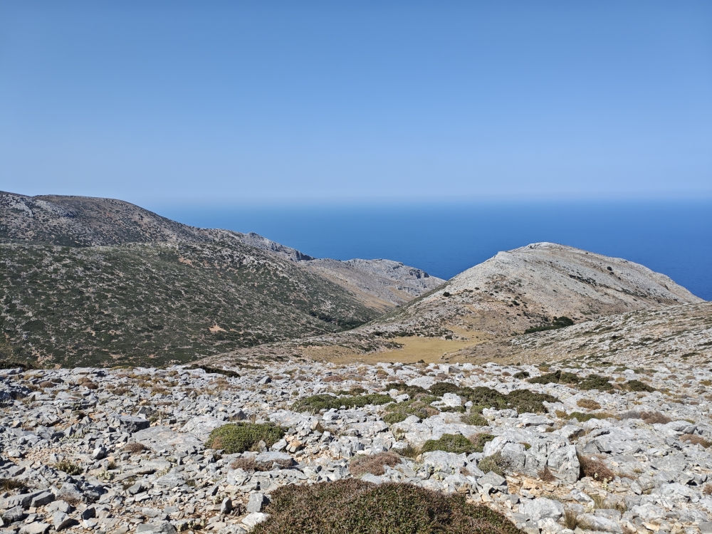 Wanderung Skyros Höhle: Abstieg vom Zwischengipfel