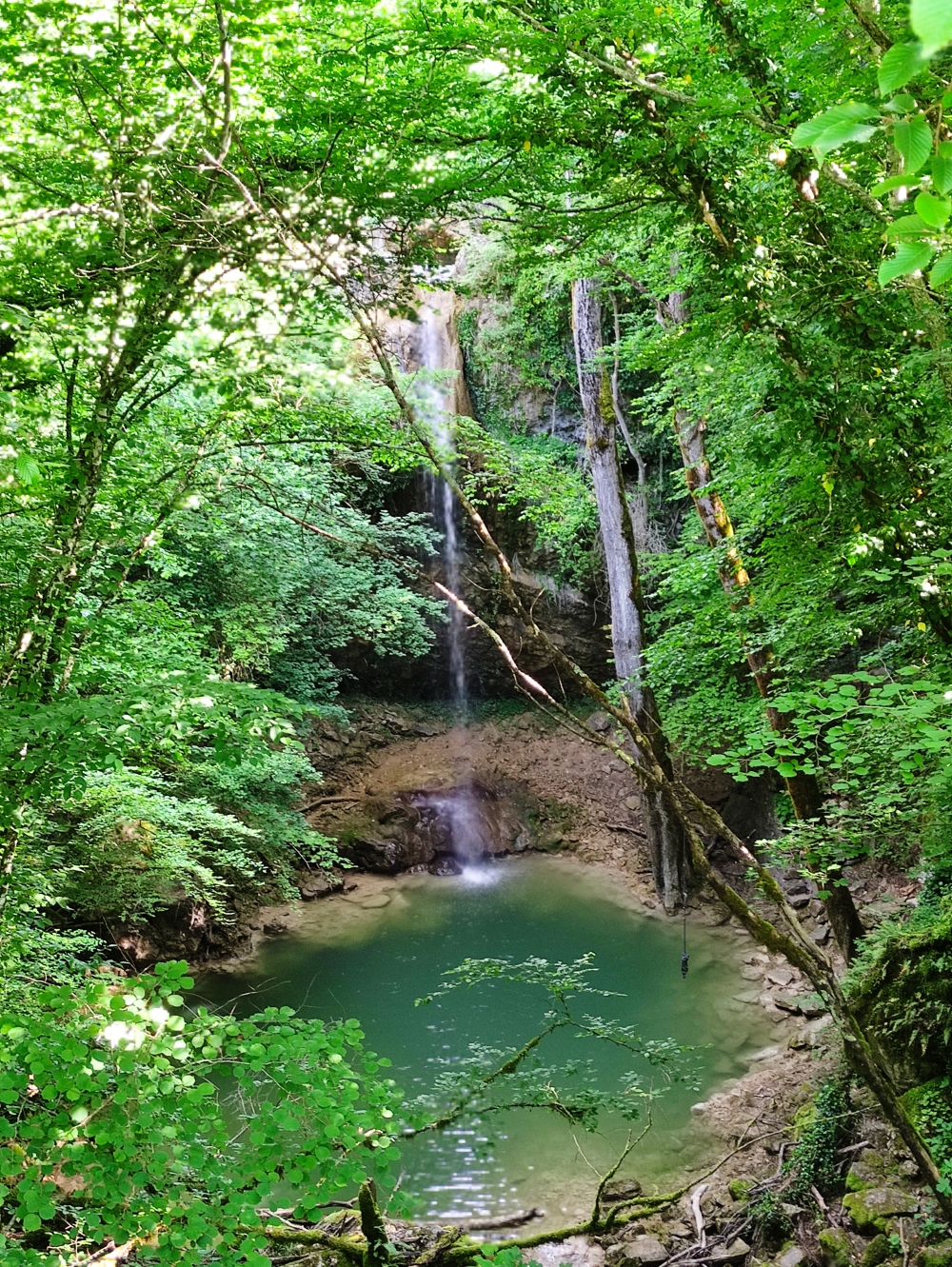 Wanderung Slap Butori: Blick von Weg an der Umzäunung auf den Wasserfall