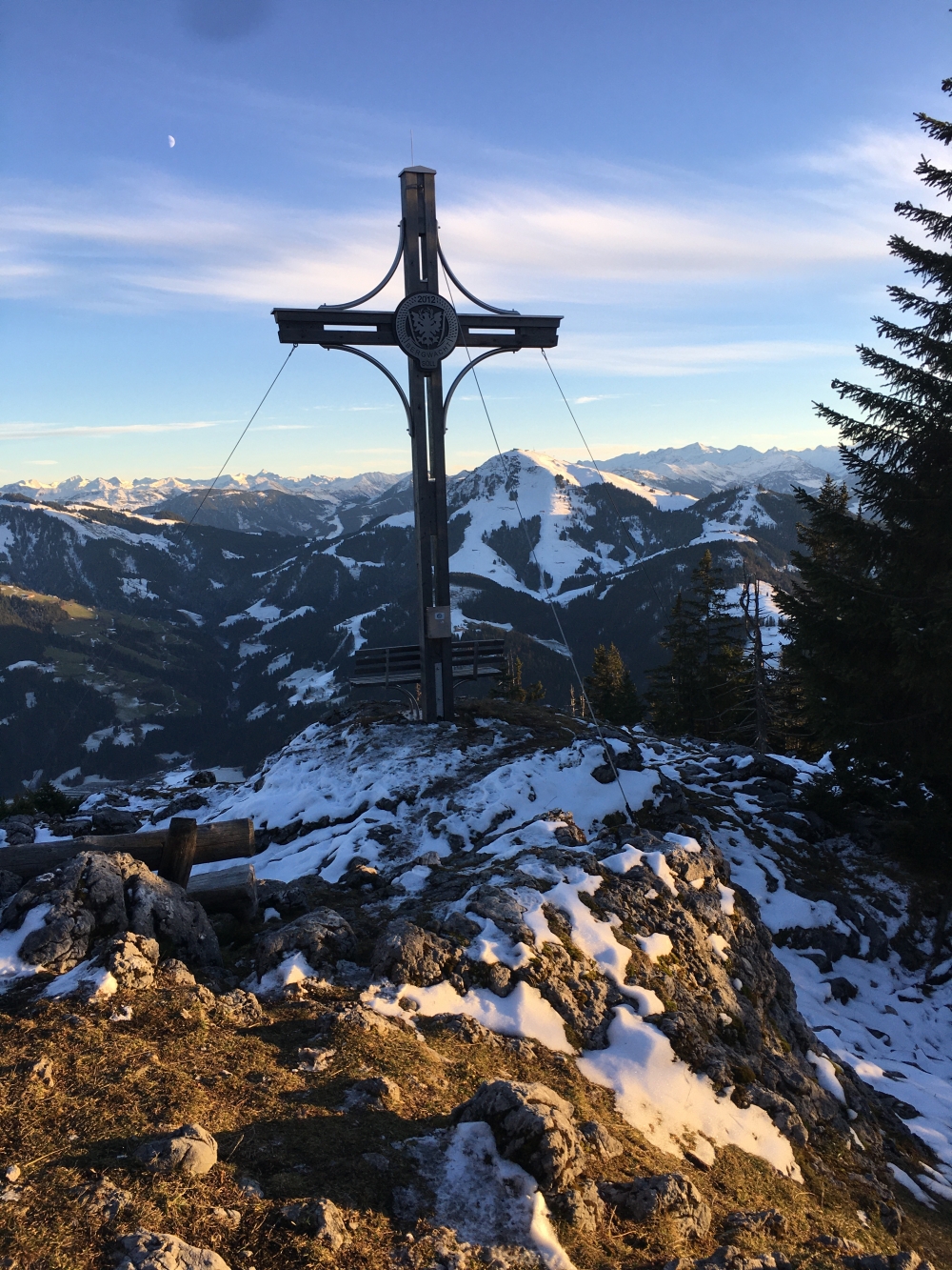 Söller Kreuz mit Hoher Salve im Hintergrund