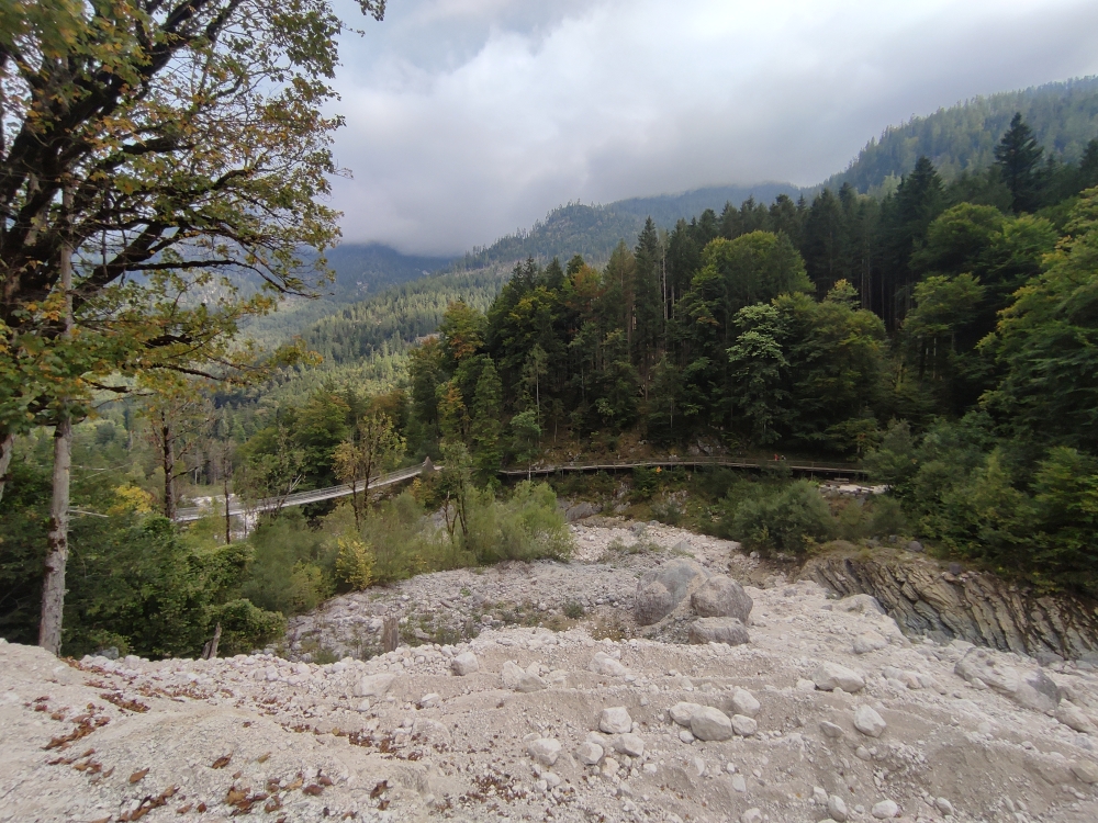 Wanderung Stadelhorn: Hängebrücke im Tal