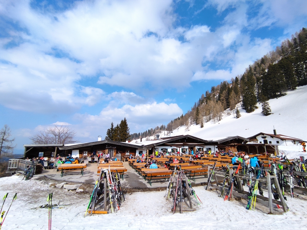 Stallenalm: Blick auf die große Terrasse der Stallenalm