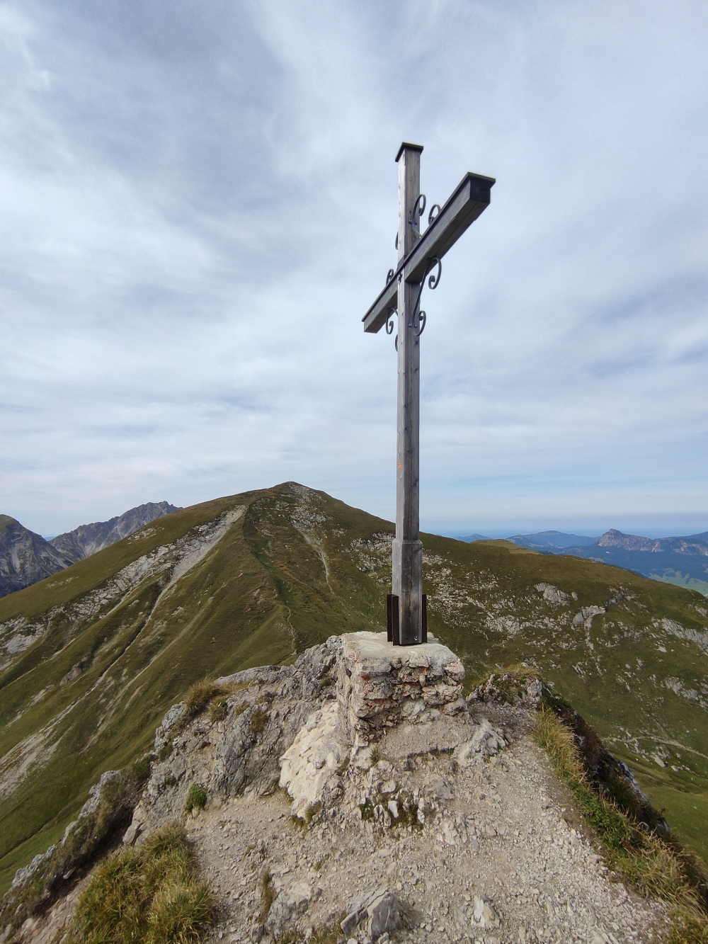 Wanderung Schrecksee vom Vilsalpsee: Wanderung Schrecksee vom Vilsalpsee: Gipfelkreuz mit Blick auf Rote Spitze (Steinkarspitze)