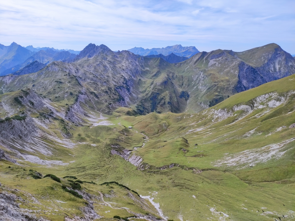 Wanderung Schrecksee vom Vilsalpsee: Wanderung Schrecksee vom Vilsalpsee: Blick über die Kastenalpe zum Kirchdachsattel (Steinkarspitze)