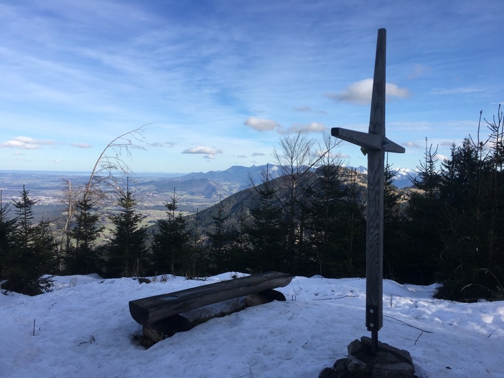 Sternplatte -> Schulparkplatz Elbach: Gipfelkreuz Sternplatte mit Blick über den Farrenpoint zum Samerberg