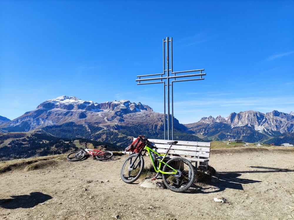 Bustac -> Grödner Joch: Gipfelkreuz mit Sella und Grödner Joch im Hintergrund