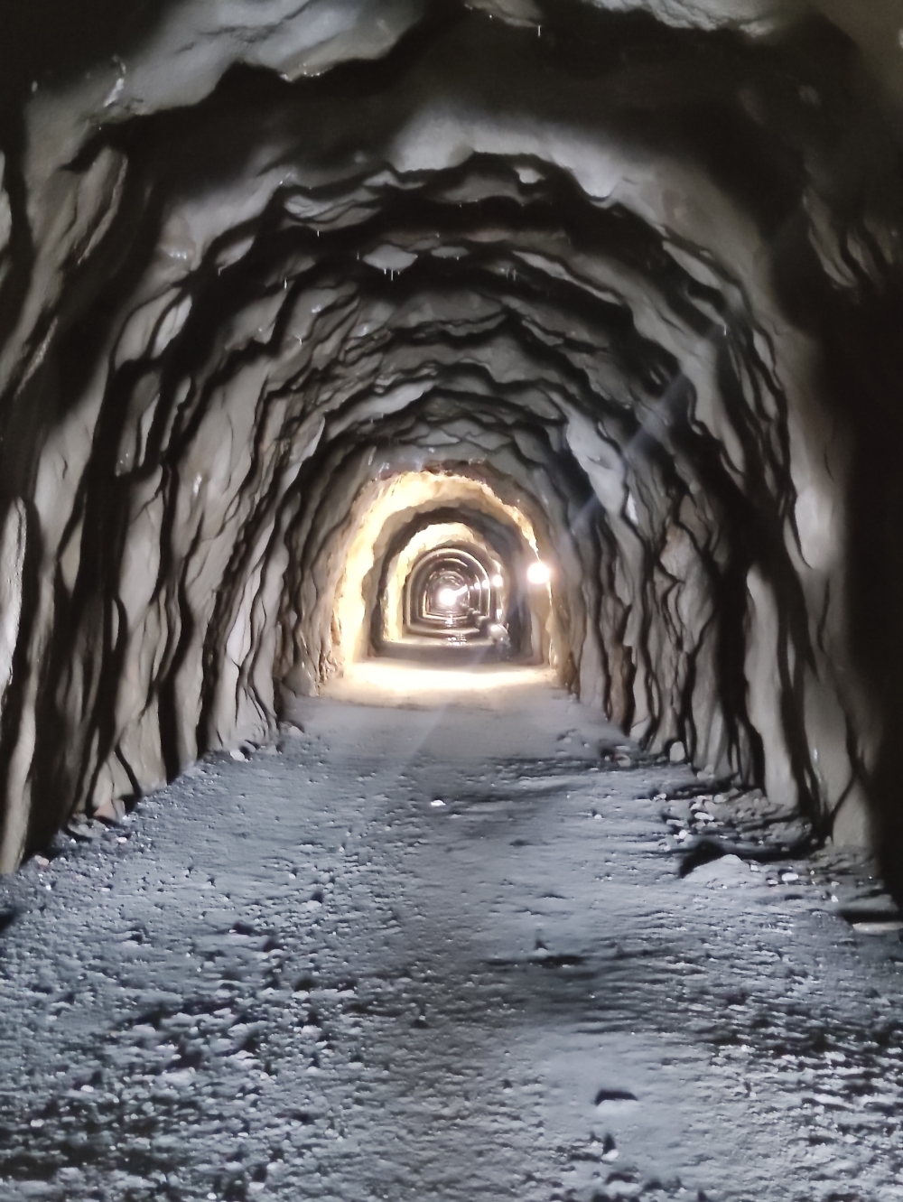 Wanderung Eggishorn: Im Tunnel