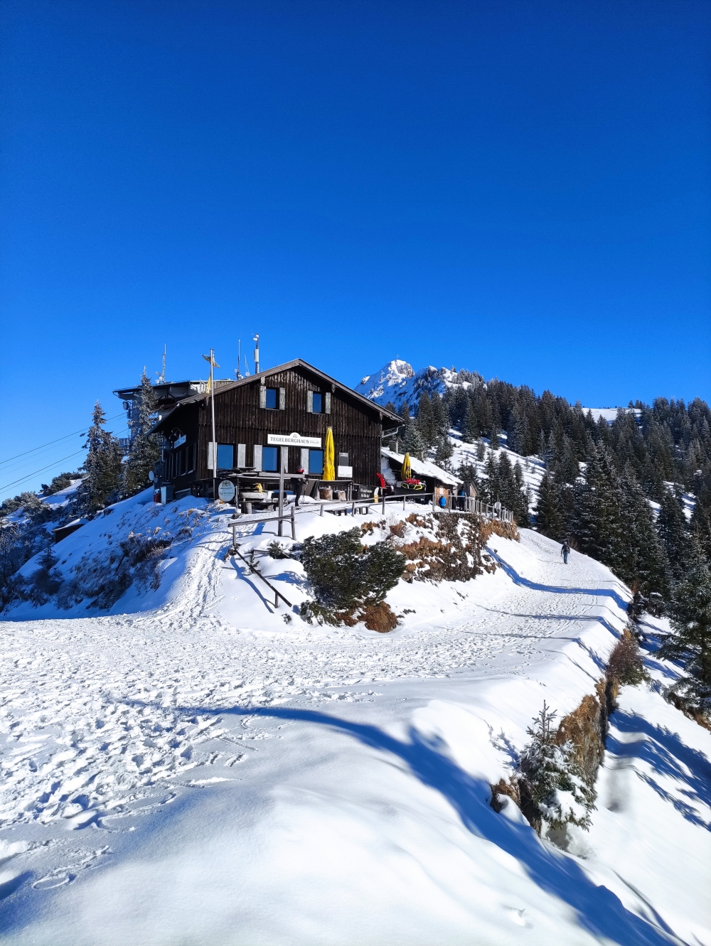 Wanderung Branderschrofen: Wanderung Branderschrofen: Tegelberghaus mit Branderschrofen