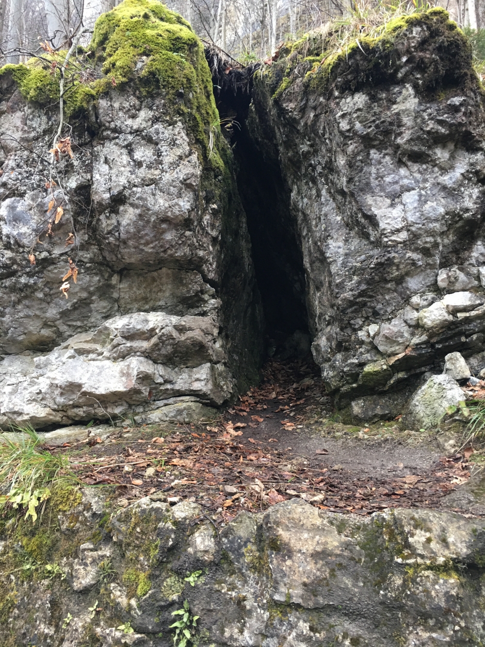 Teufelsloch -> Wanderparkplatz Hohe Asten: Ein kurzer Spalt in einem Felsblock