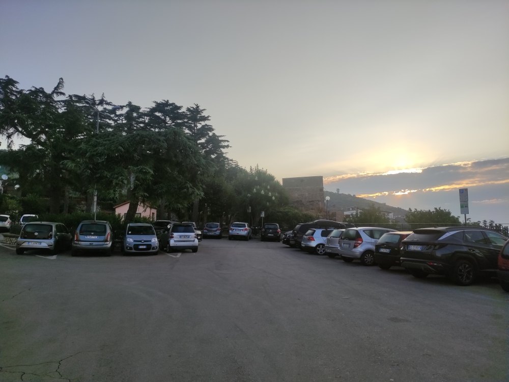 Wanderung Fiordo di Crapolla: Wanderung Fiordo di Crapolla: Parkplatz neben der Kirche