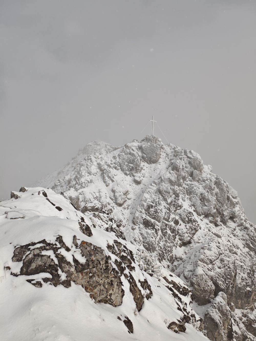 Wanderung Tschirgant: Wanderung Tschirgant: Blick zum Karrer Kreuz (Tschirgant)