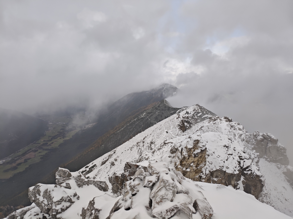 Wanderung Tschirgant: Wanderung Tschirgant: Blick vom höchsten Punkt des Tschirgant nach Osten zum Zwölferkopf