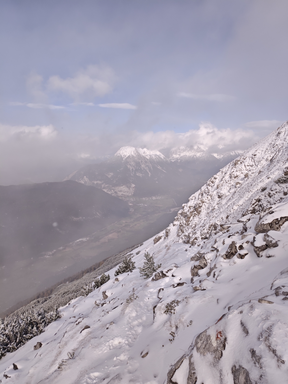 Wanderung Tschirgant: Wanderung Tschirgant: Blick nach Nassereith mit dem Wannig (Tschirgant)