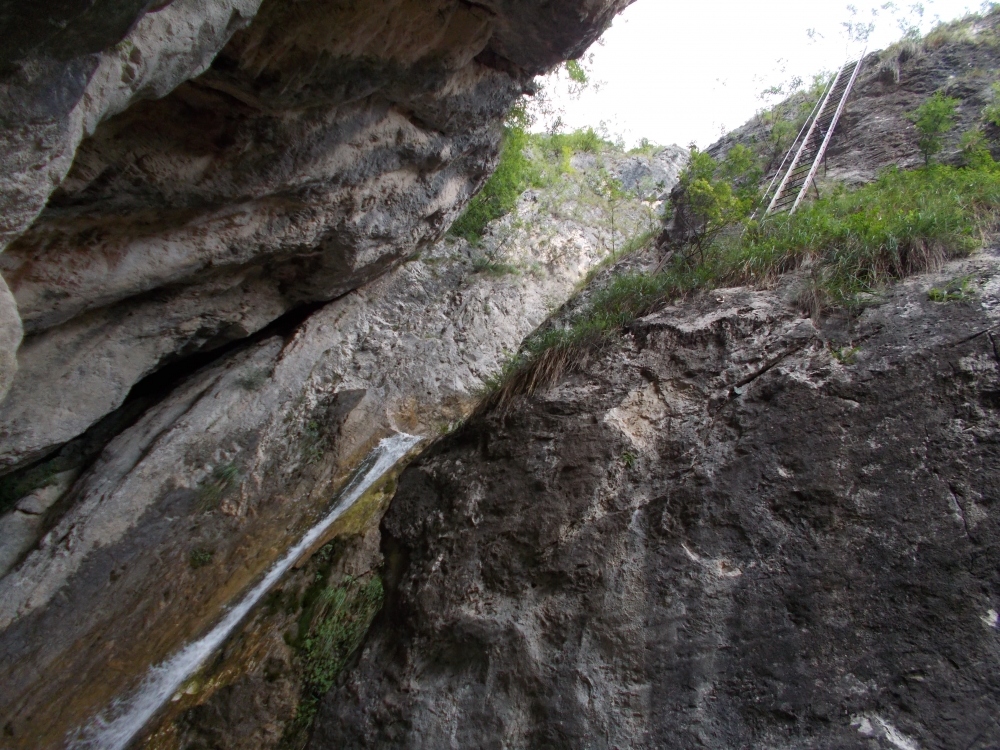 Via Ferrata Burrone Giovanelli Einstieg: Start mit zwei Leitern beim Wasserfall 