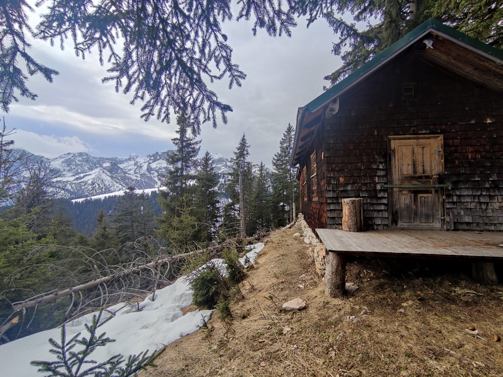 Östliche Karwendelspitze: Jagdhütte mit Blick zur Östliche Karwendelspitze