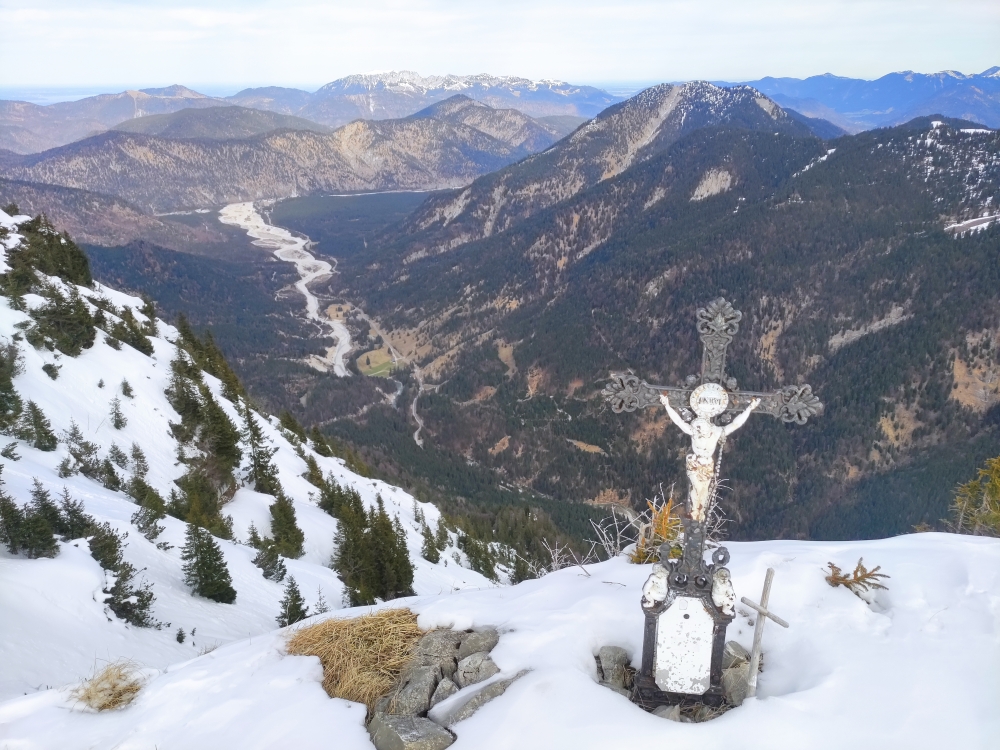 Vorderskopf: Gipfelkreuz mit Blick über die Oswaldhütte nach Vorderriß