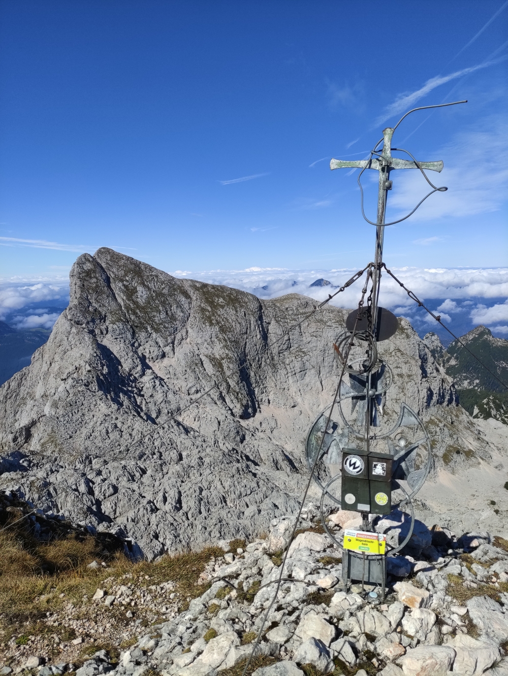 Wanderung Stadelhorn: Wanderung Stadelhorn: Gipfelkreuz mit Blick auf Großes Häuselhorn  (Wagendrischelhorn)