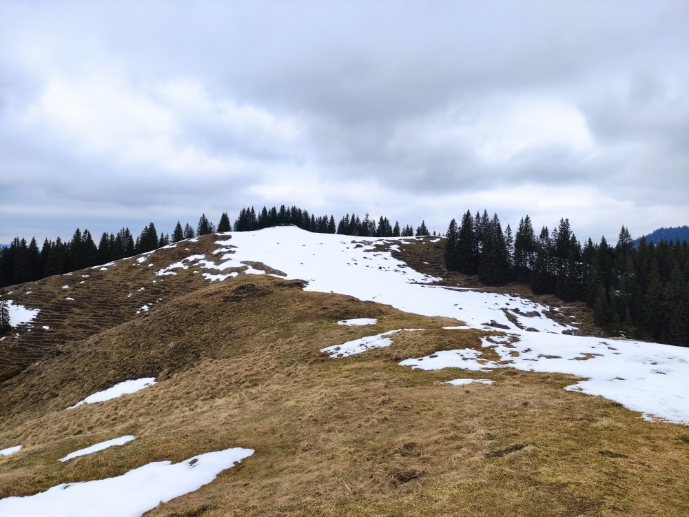 Wandberg: Blick vom Gipfelkreuz am Vorgipfel zum Wandberg 