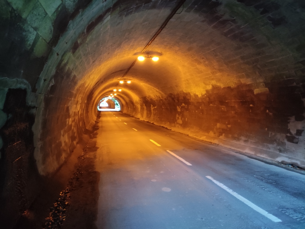 Durch den oberen Tunnel