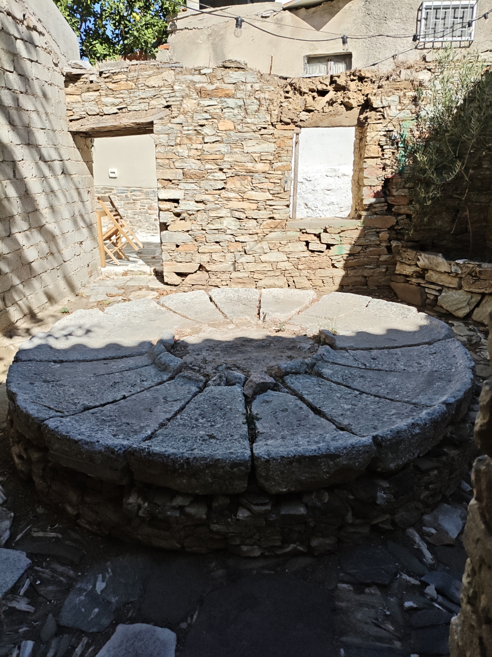 Wanderung Wassermühle der Mönche: Altes Mühlrad