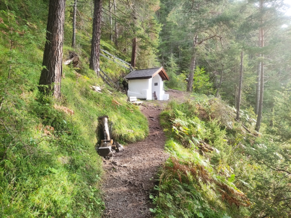 Wanderung Neue Alplhütte: Wanderung Neue Alplhütte: Kapelle mit Brunnen (Wendelinus-Kapelle)