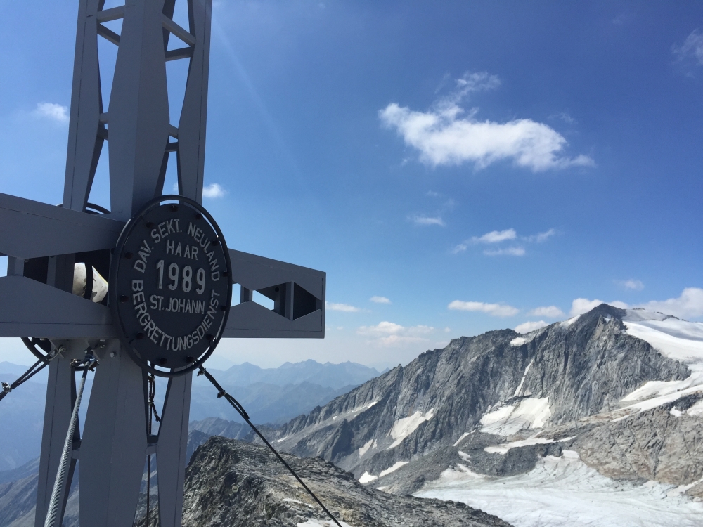 Schwarzenstein: Gipfelkreuz Westlicher Floitenspitz mit Schwarzenstein im Hintergrund