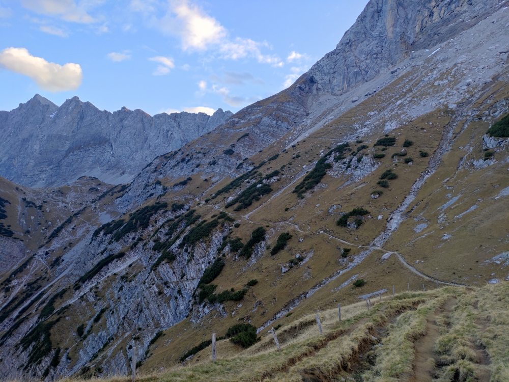 Westliches Lamsenjoch -> Lamsenjochhütte: Pfad vom Joch rechts zur Lamsenjochhütte links