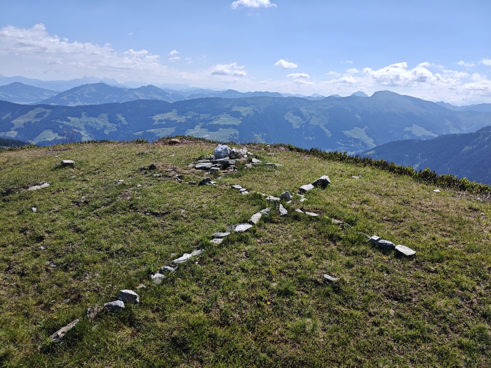 Wanderung Breiteggspitze: Wanderung Breiteggspitze: Ein liegendes Gipfelkreuz (Wildkarspitze)