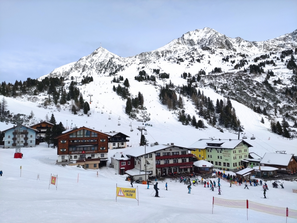 Wismeyerhaus -> Herbertspitze: Wismeyerhaus rechts und Austria Alpinhotel