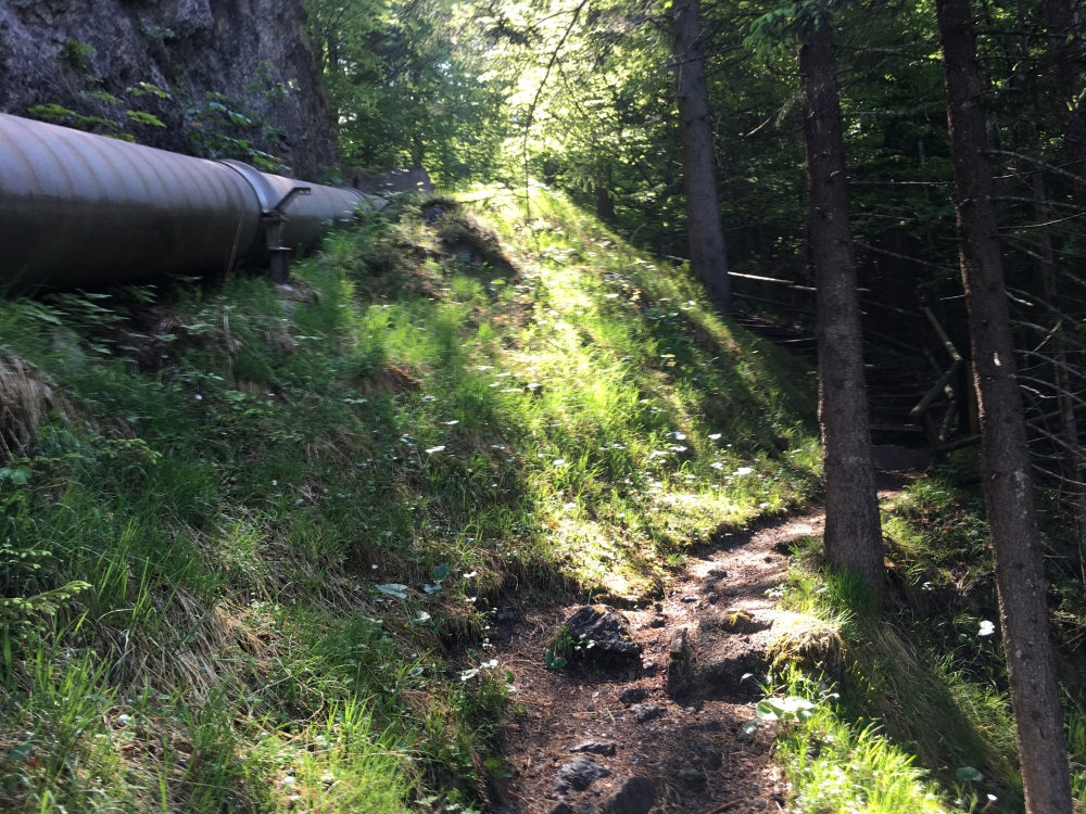 Wanderung Zettenkaiserkopf:  Fallrohr des Kaiserwerks neben der Steinernen Stiege