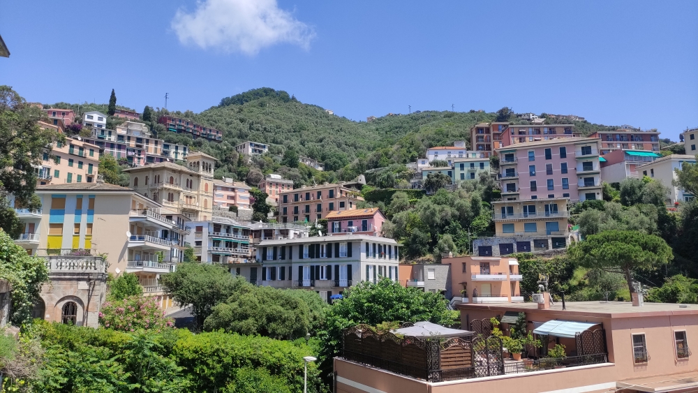 Zoagli Via Aurelia -> Tunnel Lungomare Canevaro: Blick auf die höher gelegenen Häuser